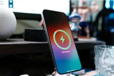 铁门关苹果15换屏服务分享用什么充电器给iPhone15充电更好 